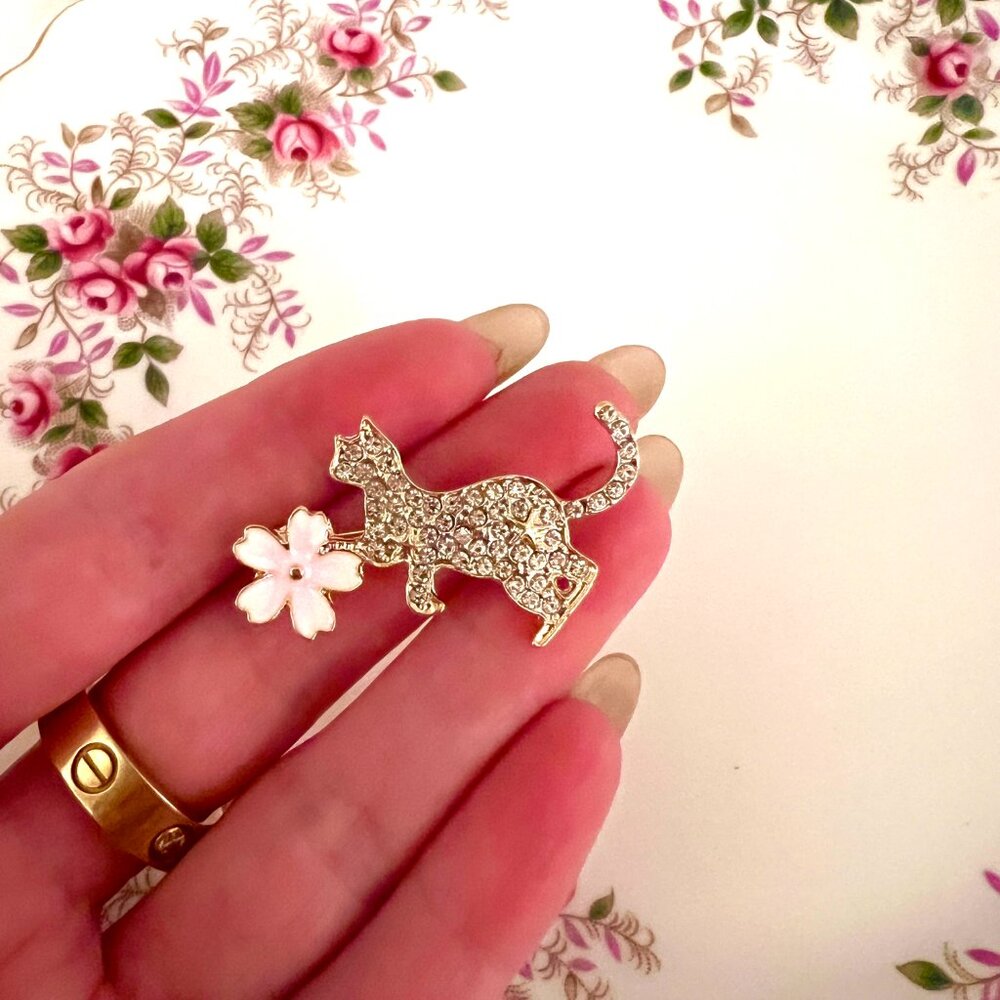 🧷🐈‍⬛🌸Gorgeous Rhinestone Cat Playing with Flower Brooch/Pin - WOW - Picture 5 of 5